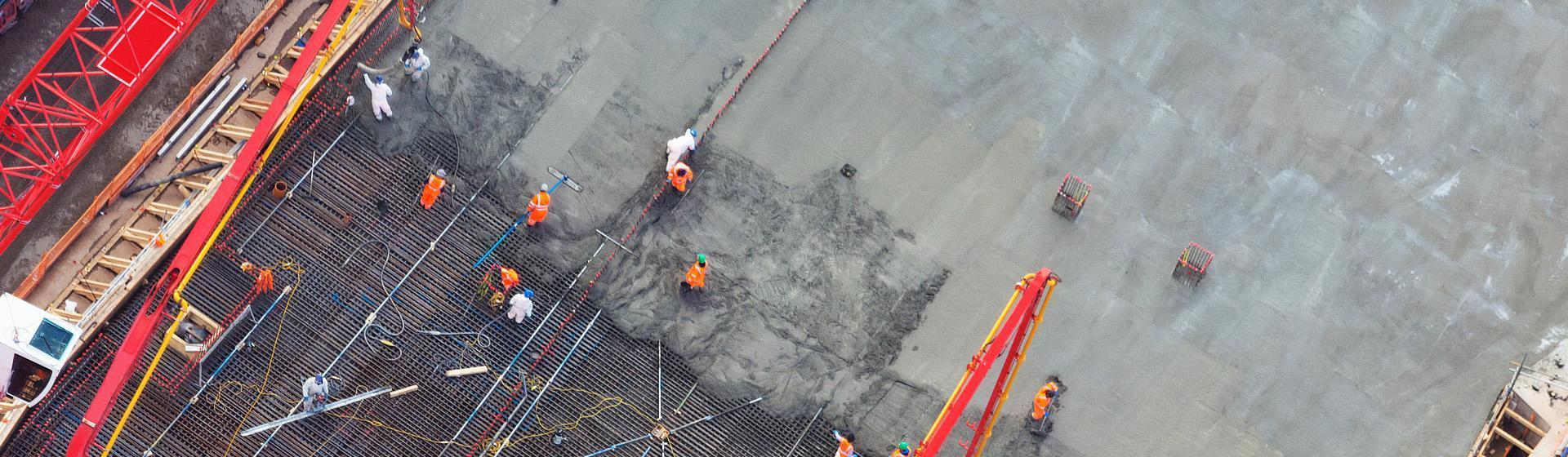 Proces wylewania betonu na budowie.